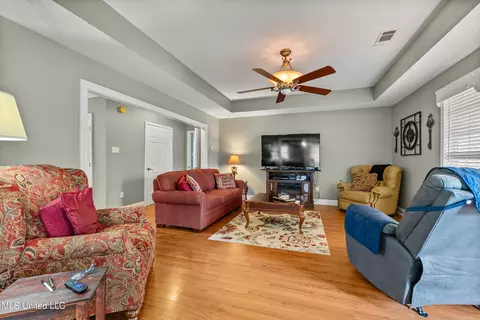 Living - 7623 Grass Pond Rd, Hernando, MS 38632 photo 1 of 2