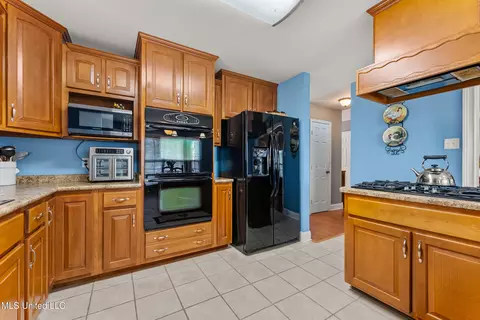 Kitchen - 7623 Grass Pond Rd, Hernando, MS 38632 photo 2 of 4