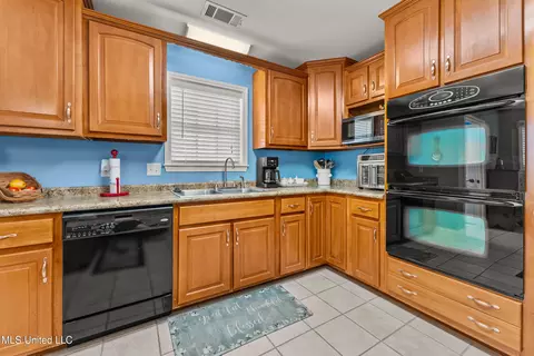 Kitchen - 7623 Grass Pond Rd, Hernando, MS 38632 photo 1 of 4