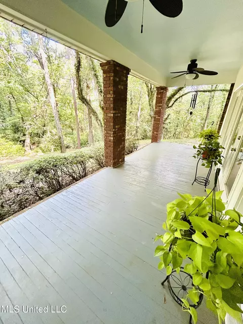 Exterior - 11 Aberdeen Rd, Natchez, MS 39120 photo 2 of 4