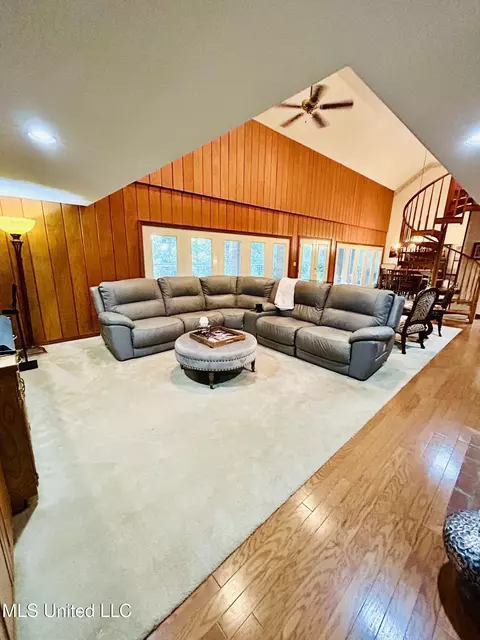 Living - 11 Aberdeen Rd, Natchez, MS 39120 photo 2 of 4
