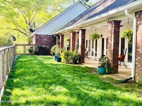 Exterior - 11 Aberdeen Rd, Natchez, MS 39120 photo 4 of 4