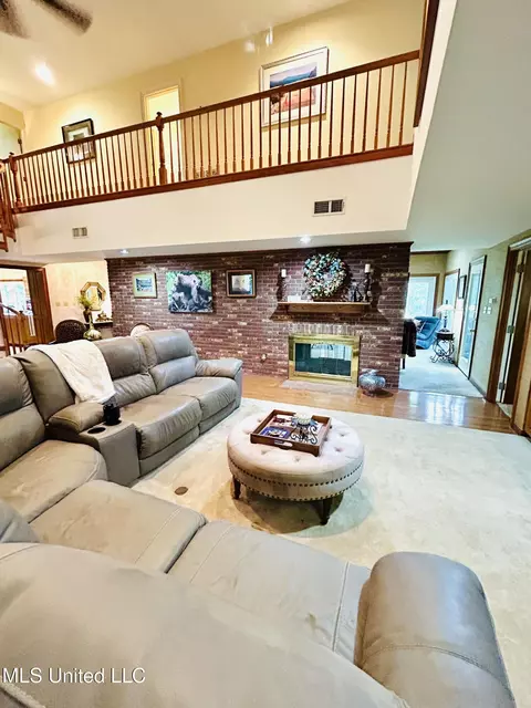 Living - 11 Aberdeen Rd, Natchez, MS 39120 photo 3 of 4