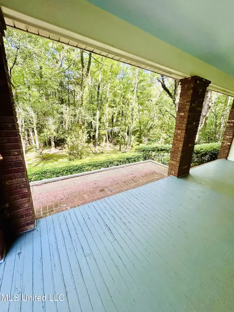 Exterior - 11 Aberdeen Rd, Natchez, MS 39120 photo 3 of 4