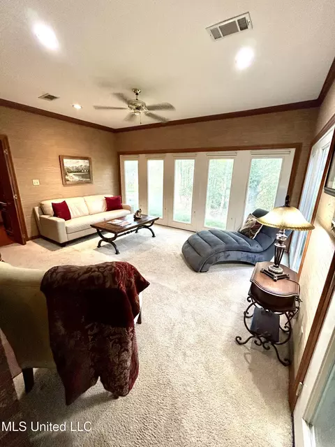 Living - 11 Aberdeen Rd, Natchez, MS 39120 photo 1 of 4