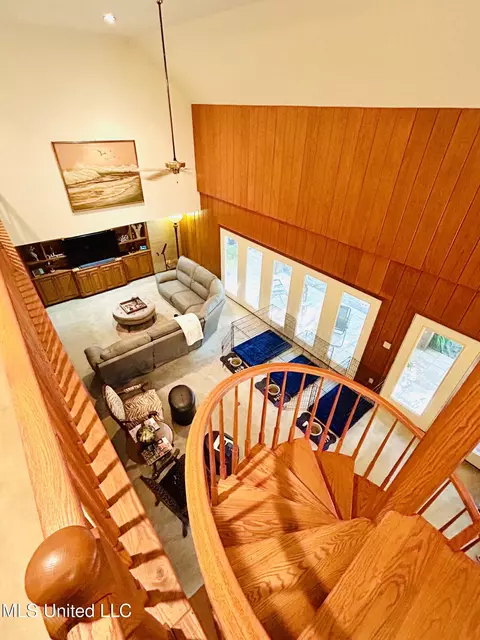 Living - 11 Aberdeen Rd, Natchez, MS 39120 photo 4 of 4