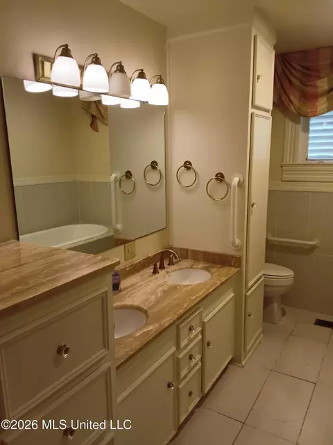 Bath - 207 E Percy St, Indianola, MS 38751 photo 3 of 5