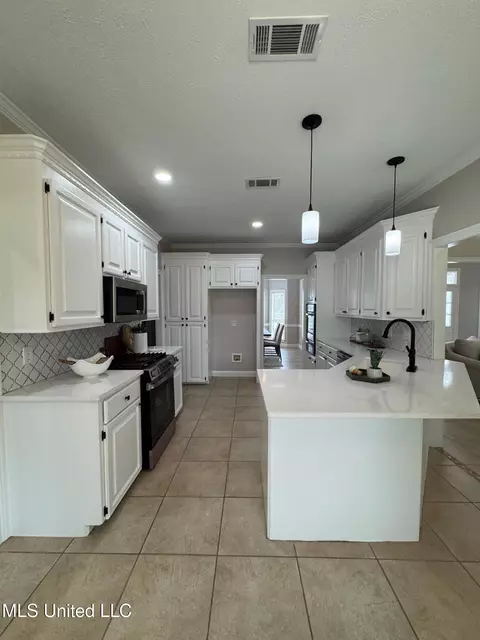 Kitchen - 409 Brighton Ct, Brandon, MS 39047 photo 5 of 9
