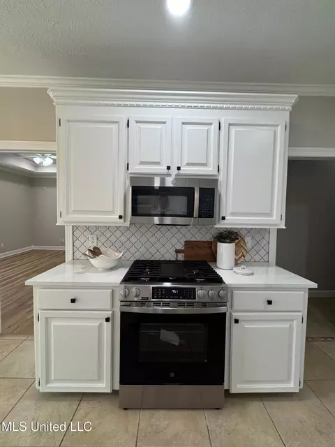 Kitchen - 409 Brighton Ct, Brandon, MS 39047 photo 2 of 9