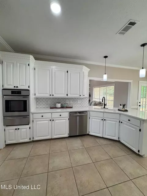 Kitchen - 409 Brighton Ct, Brandon, MS 39047 photo 3 of 9