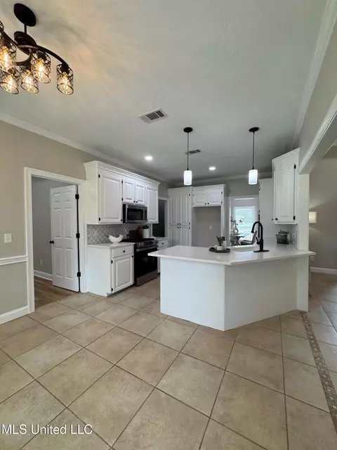 Kitchen - 409 Brighton Ct, Brandon, MS 39047 photo 4 of 9