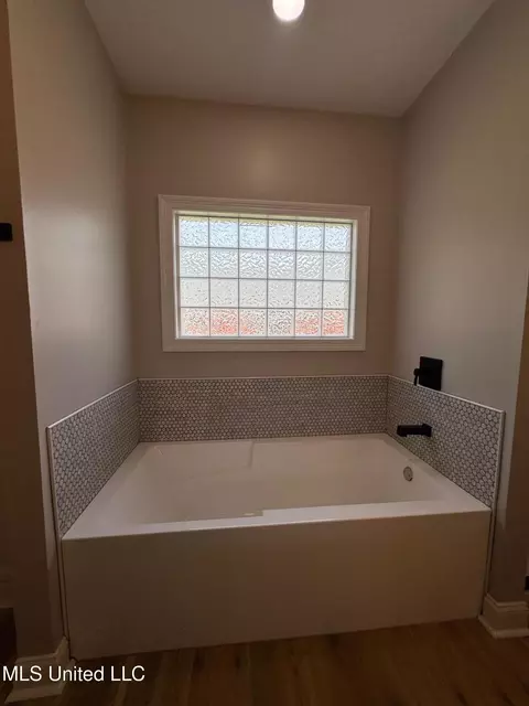 Bath - 409 Brighton Ct, Brandon, MS 39047 photo 3 of 7