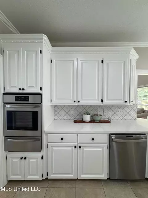 Kitchen - 409 Brighton Ct, Brandon, MS 39047 photo 7 of 9