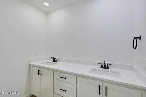 Bath - 437 Henry Byrd Rd, Florence, MS 39073 photo 3 of 6