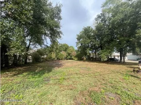 1822 E Pass Rd, Gulfport, MS 39501