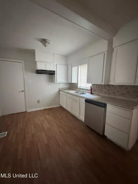 Kitchen - 941 Dorgan St, Jackson, MS 39204 photo 2 of 2