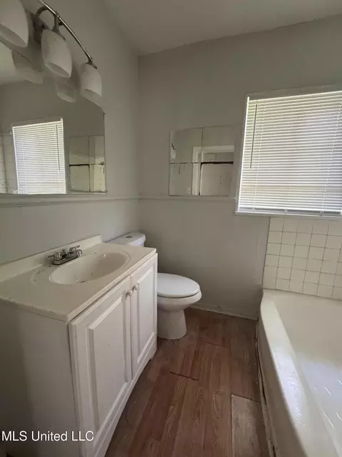 Bath - 941 Dorgan St, Jackson, MS 39204 photo 1 of 1