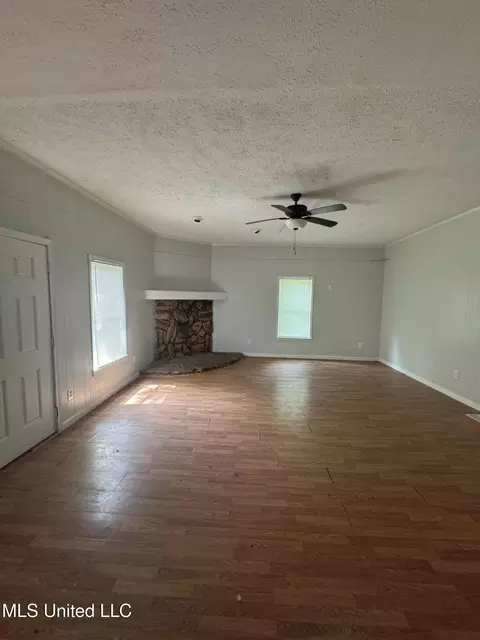 Living - 941 Dorgan St, Jackson, MS 39204 photo 3 of 4