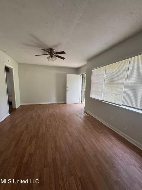 Living - 941 Dorgan St, Jackson, MS 39204 photo 2 of 4