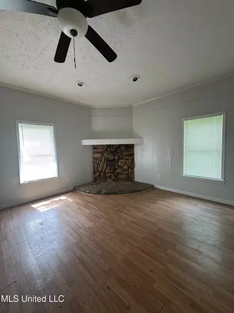 Living - 941 Dorgan St, Jackson, MS 39204 photo 4 of 4