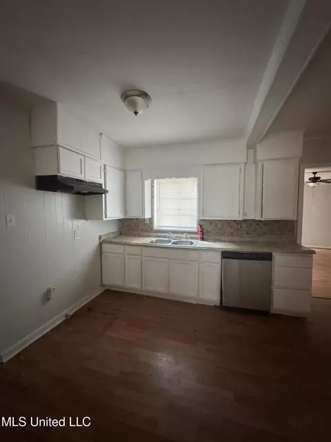 Kitchen - 941 Dorgan St, Jackson, MS 39204 photo 1 of 2