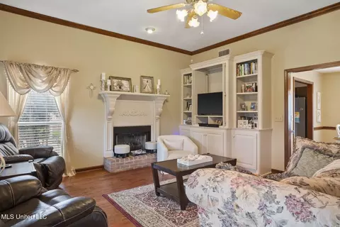 Living - 725 Bay Tree Dr, Flowood, MS 39232 photo 1 of 3