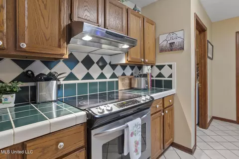 Kitchen - 725 Bay Tree Dr, Flowood, MS 39232 photo 2 of 4