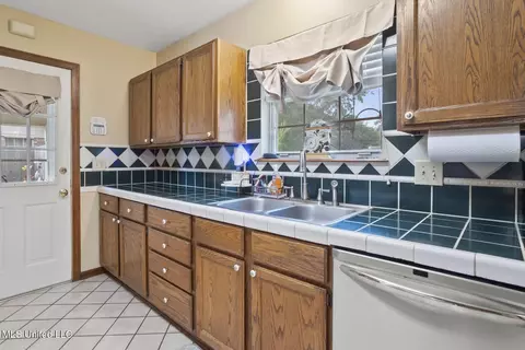 Kitchen - 725 Bay Tree Dr, Flowood, MS 39232 photo 3 of 4