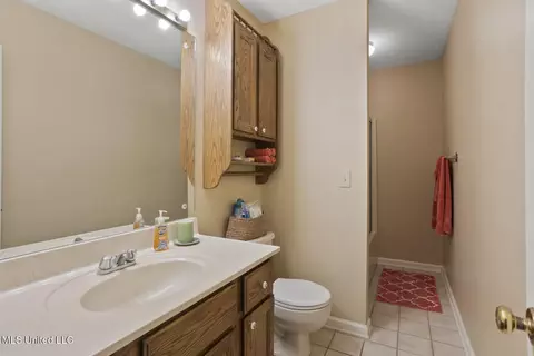 Bath - 725 Bay Tree Dr, Flowood, MS 39232 photo 1 of 2