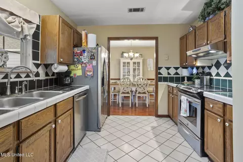 Kitchen - 725 Bay Tree Dr, Flowood, MS 39232 photo 4 of 4