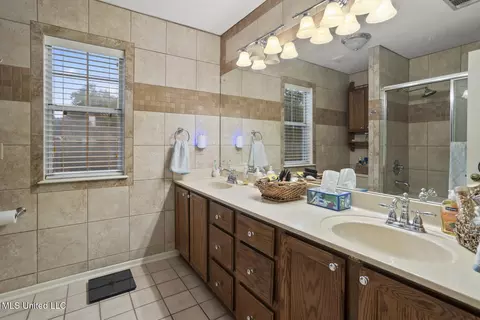 Bath - 725 Bay Tree Dr, Flowood, MS 39232 photo 2 of 2