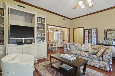 Living - 725 Bay Tree Dr, Flowood, MS 39232 photo 2 of 3