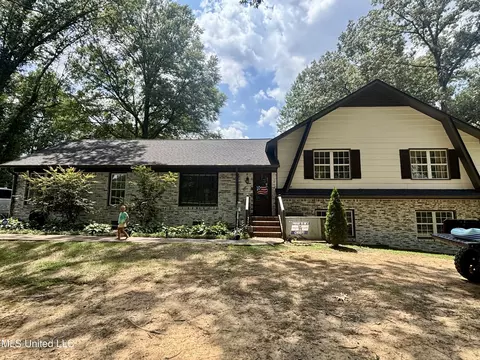 696 Country Club Dr, Senatobia, MS 38668