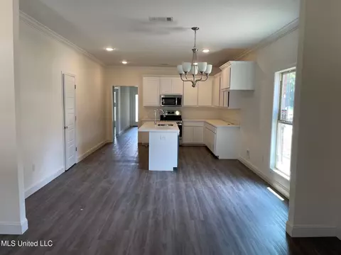 Living - 409 Hyde Park Cv, Brandon, MS 39042 photo 1 of 2