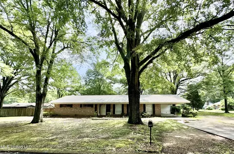 305 N Heard St, Senatobia, MS 38668