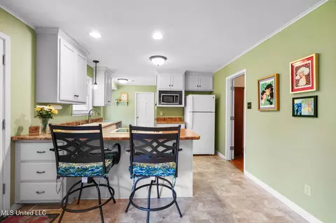 Kitchen - 530 Oakhurst Dr, Hernando, MS 38632 photo 2 of 2