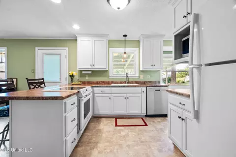 Kitchen - 530 Oakhurst Dr, Hernando, MS 38632 photo 1 of 2