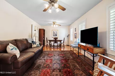 Living - 530 Oakhurst Dr, Hernando, MS 38632 photo 1 of 1