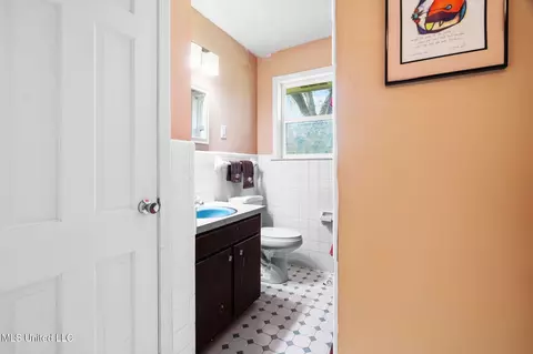 Bath - 530 Oakhurst Dr, Hernando, MS 38632 photo 1 of 3