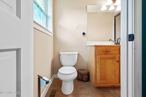 Bath - 530 Oakhurst Dr, Hernando, MS 38632 photo 2 of 3