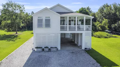 210 Market St, Waveland, MS 39576