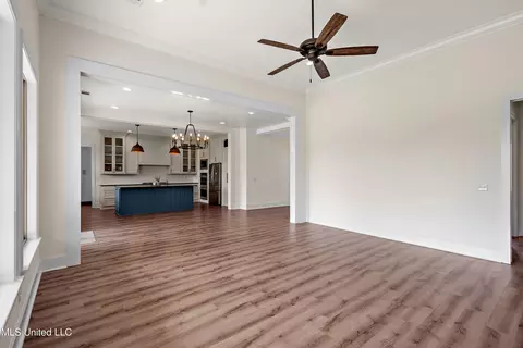 Living - 122 Anchor Ln, Brandon, MS 39047 photo 2 of 3