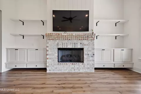 Living - 122 Anchor Ln, Brandon, MS 39047 photo 3 of 3