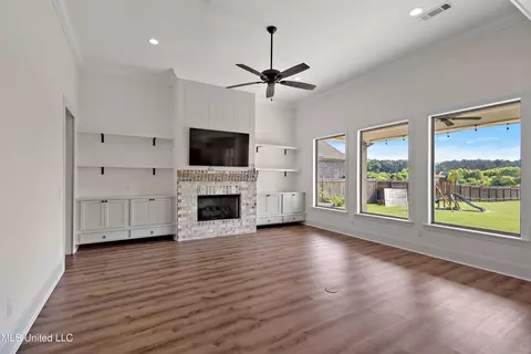 Living - 122 Anchor Ln, Brandon, MS 39047 photo 1 of 3