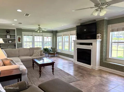 Living - 4 Sun Ct, Natchez, MS 39120 photo 3 of 5