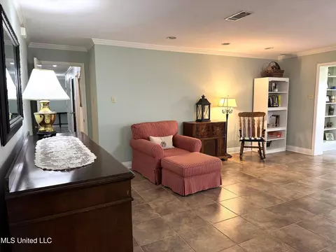 Living - 4 Sun Ct, Natchez, MS 39120 photo 1 of 5