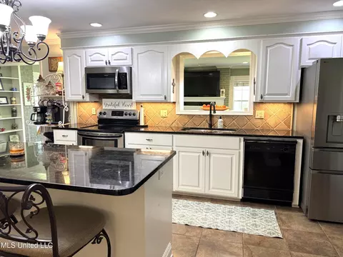 Kitchen - 4 Sun Ct, Natchez, MS 39120 photo 7 of 11