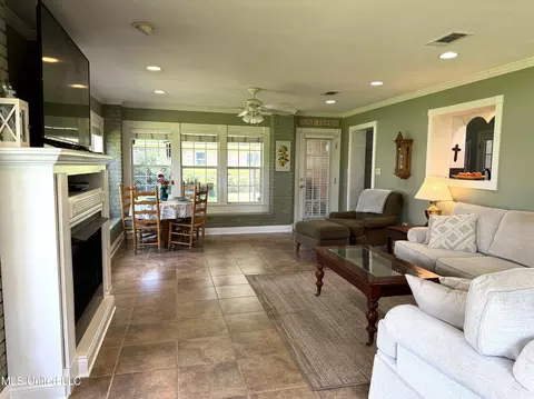 Living - 4 Sun Ct, Natchez, MS 39120 photo 5 of 5