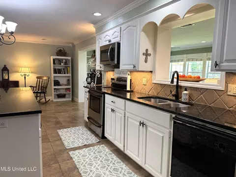 Kitchen - 4 Sun Ct, Natchez, MS 39120 photo 11 of 11