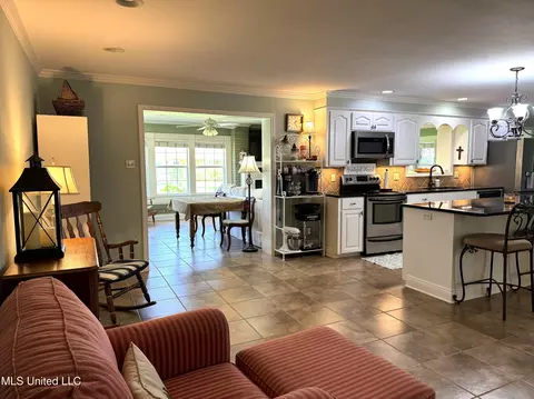 Kitchen - 4 Sun Ct, Natchez, MS 39120 photo 4 of 11